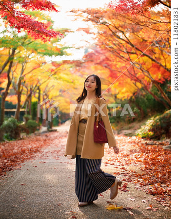 Autumn leaves and women 118021831