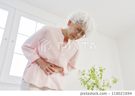 有腹痛客廳的高級婦女 118021894