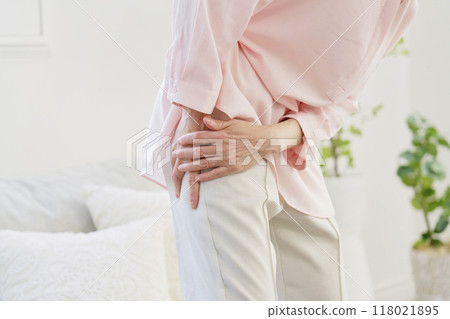 患有坐骨神經痛的高級女性，客廳，不露面 118021895