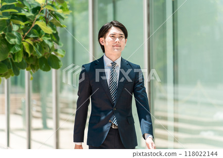 年輕男性亞洲商人去上班/辦公室/通勤上班/辦公室 年輕男性亞洲商人去上班/辦公室/通勤上班/辦公室 118022144
