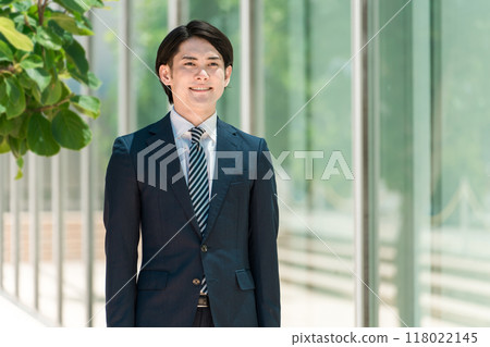 年輕男性亞洲商人去上班/辦公室/通勤上班/辦公室 年輕男性亞洲商人去上班/辦公室/通勤上班/辦公室 118022145