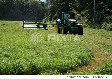 Summer scenery in Hokkaido - Pasture work Summer scenery in Hokkaido - Pasture work 118022173