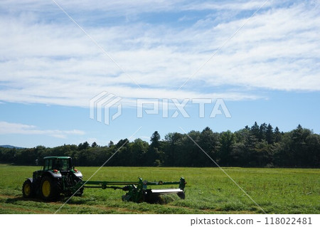 Summer scenery in Hokkaido - Pasture work Summer scenery in Hokkaido - Pasture work 118022481