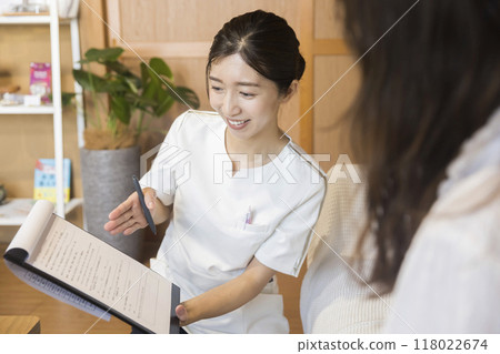 Acupuncturist giving explanation before treatment Acupuncturist giving explanation before treatment 118022674