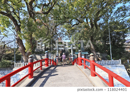 福岡縣直方市遠野市近一神社的朱紅橋和鳥居 118024401