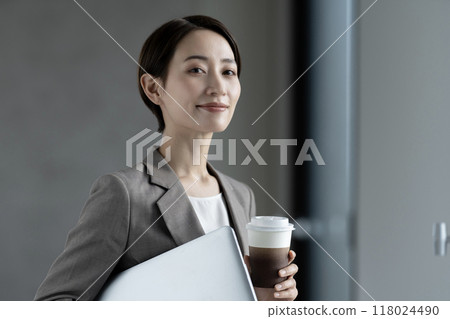 Business woman taking a break 118024490