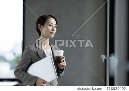 休息的女商人 休息的女商人 118024492