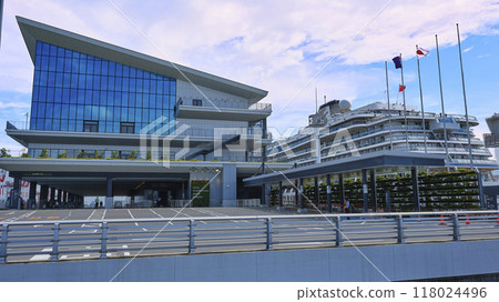 停泊在東京國際郵輪碼頭的中國國旗豪華遊輪 118024496
