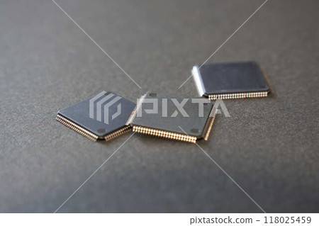 黑色背景上的三個半導體 IC 118025459