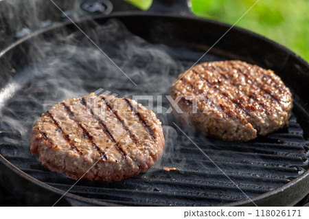 burger meat on grill pan 118026171