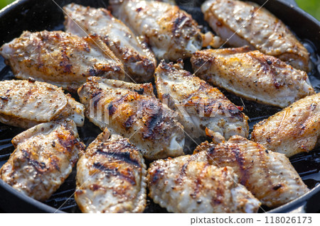 freshly grilled chicken wings 118026173