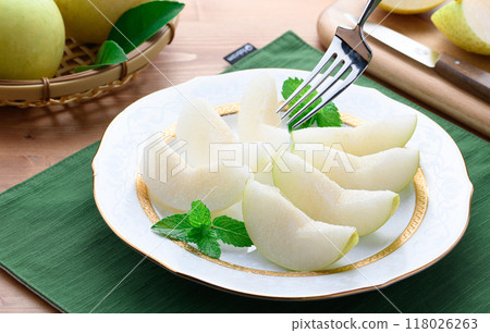 Crisp texture of Nijisseiki Pear (cut image) 118026263