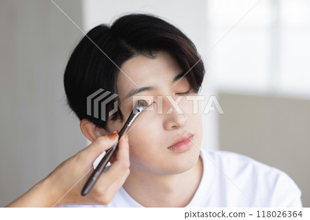 正在化妝的男人 118026364