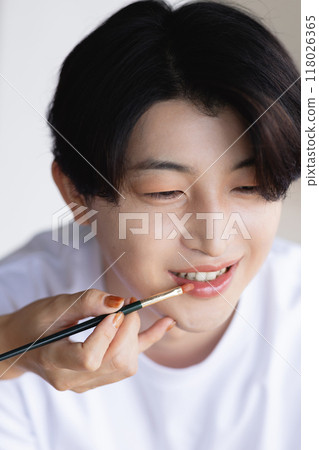 正在化妝的男人 118026365