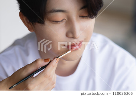 正在化妝的男人 118026366