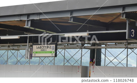 月台對面的月台是無人車站。 118026748