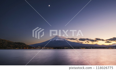 河口湖的夜景、夕陽色的湖面和富士山【山梨縣富士河口湖町】 118026775