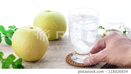 Pear juice 118026834