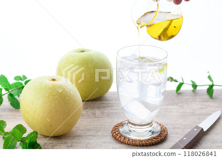 Add honey to pear juice 118026841