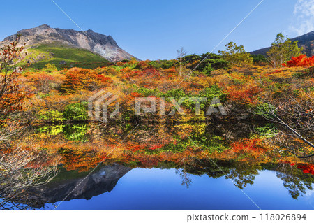 秋天的那須山（茶臼岳），「葫蘆池」的秋葉倒影[栃木縣那須鹽原市] 118026894