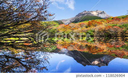 秋天的那須山（茶臼岳），「葫蘆池」的秋葉倒影[栃木縣那須鹽原市] 118026904