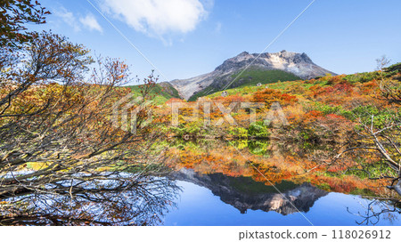 Autumn in Mt. Nasu (Mt. Chausu), autumn leaves reflected in "Hyotan Pond" [Nasushiobara City, Tochigi Prefecture] 118026912