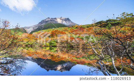 Autumn in Mt. Nasu (Mt. Chausu), autumn leaves reflected in "Hyotan Pond" [Nasushiobara City, Tochigi Prefecture] 118026913