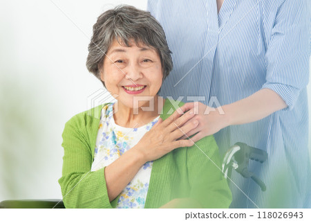 Grandma and grandson at hand Grandma and grandson at hand 118026943