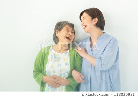 Grandma and grandson get along well Grandma and grandson get along well 118026951