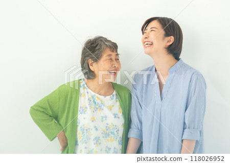 Grandma and grandson get along well Grandma and grandson get along well 118026952