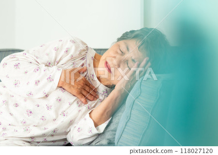 Senior woman illness sudden illness Senior woman illness sudden illness 118027120