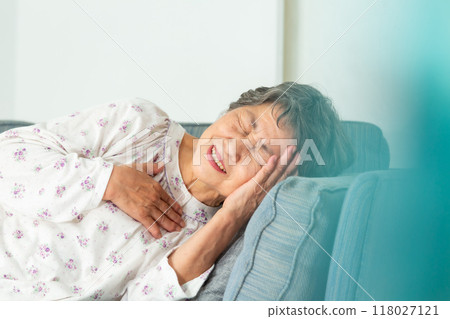 Senior woman illness sudden illness 118027121