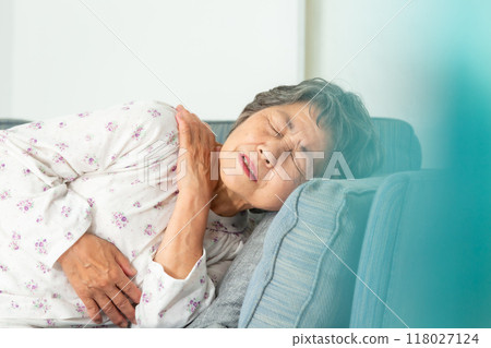 Senior woman illness sudden illness Senior woman illness sudden illness 118027124