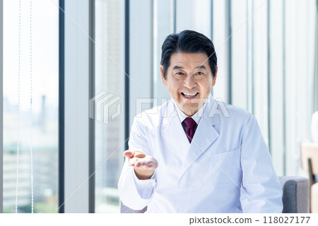 Senior doctor speaking. Photo courtesy of Denpa Gakuen, Tokyo Electronics College. 118027177