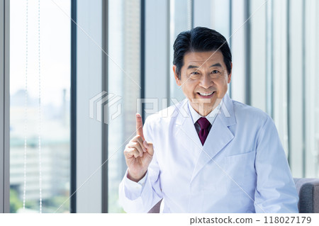 Senior doctor speaking. Photo courtesy of Denpa Gakuen, Tokyo Electronics College. 118027179