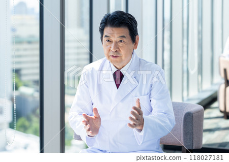 Senior doctor speaking. Photo courtesy of Denpa Gakuen, Tokyo Electronics College. 118027181