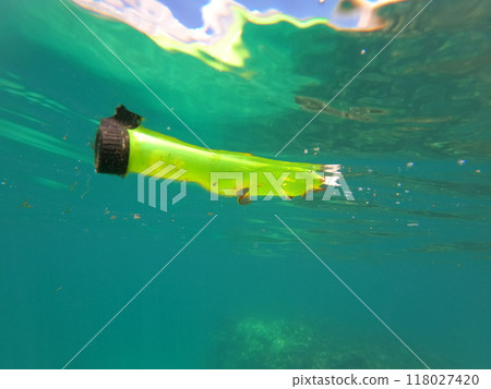 自然保育:漂浮在海洋中的塑膠瓶垃圾 自然保育:漂浮在海洋中的塑膠瓶垃圾 118027420