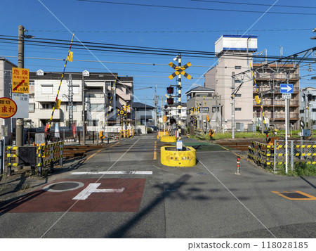 鐵路道口連續的城市風景 鐵路道口連續的城市風景 118028185