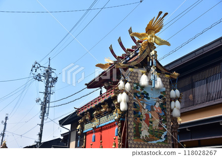 岐阜縣高山市的舊街景，春天的高山祭，華麗的花車，稱為花車，大型掛軸，美麗的裝飾和藍天 118028267