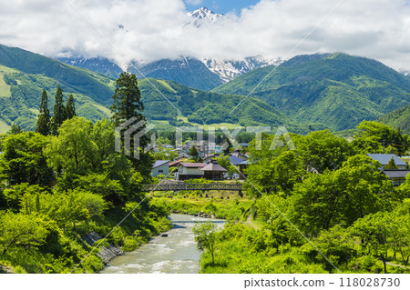 日本：從長野縣北安町白馬村的大出公園觀景台看到的大吊橋、姬川和白馬三山 118028730