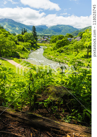 日本：從長野縣北安町白馬村的大出公園觀景台看到的大吊橋、姬川和白馬三山 118028745
