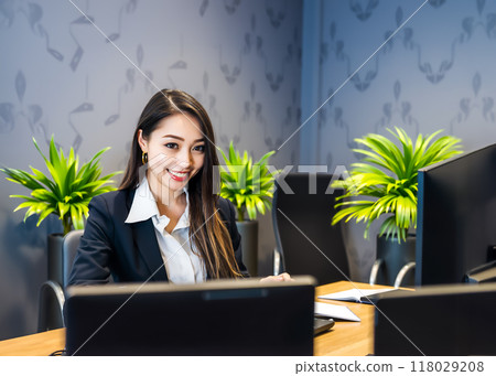 在辦公室工作的微笑女士圖片素材 118029208