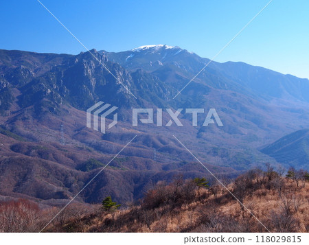 從橫尾山看初冬的金峰山和水垣山 118029815