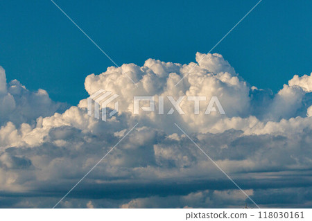夏天藍天和白色雷雨雲 118030161