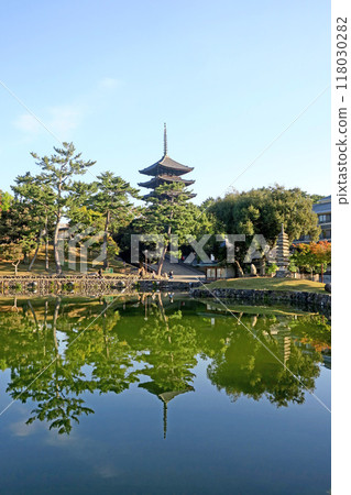 奈良、猿澤池和興福寺五層塔的秋天早晨 奈良、猿澤池和興福寺五層塔的秋天早晨 118030282