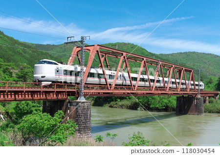 JR西日本287系特急列車在晴空下穿越鐵橋 118030454