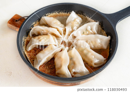 帶翅膀的餃子在煎鍋裡烤 帶翅膀的餃子在煎鍋裡烤 118030493