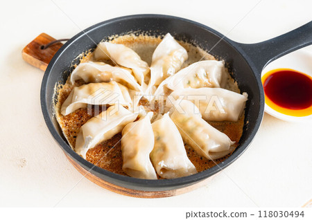 帶翅膀的餃子在煎鍋裡烤 帶翅膀的餃子在煎鍋裡烤 118030494