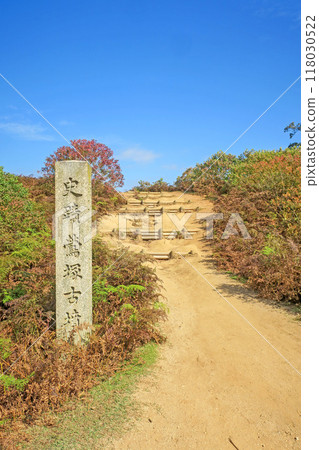 奈良,秋天的若草山,鶯塚古墳,石碑 奈良,秋天的若草山,鶯塚古墳,石碑 118030522