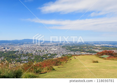 秋天的奈良若草山,一級奈良城市景觀 秋天的奈良若草山,一級奈良城市景觀 118030781
